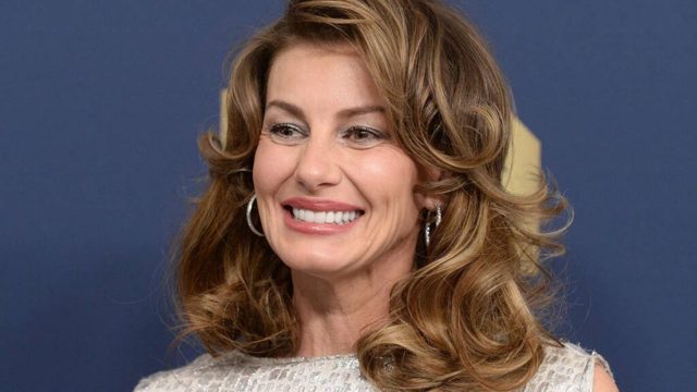 ‘Freaky queen’ Faith Hill dances around in green bikini in unearthed family footage