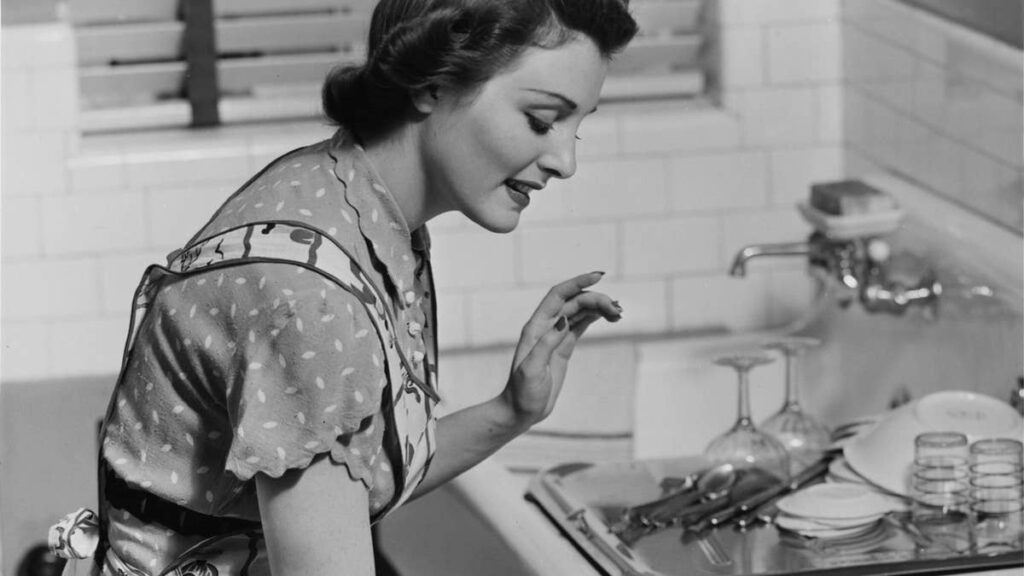 9 gadgets that were commonplace in every 1960s kitchen that no one uses anymore