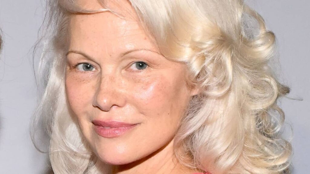 Pamela Anderson breaks her no-makeup pact with iconic 90s look