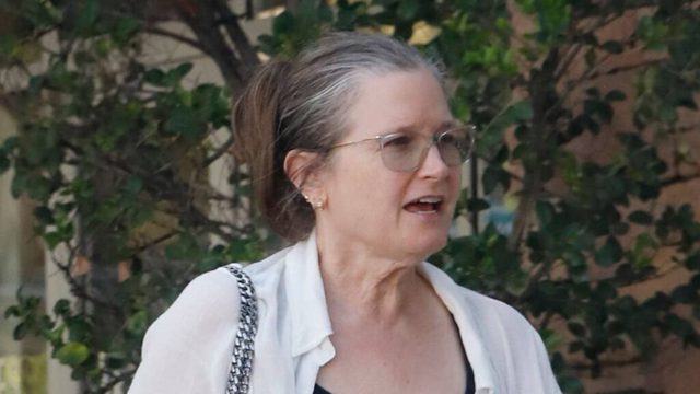 Bridget Fonda looks worlds away from ’90s stardom in slimming black ensemble