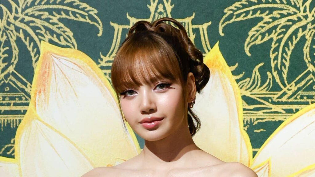 K-pop star Lisa shows off elegant figure in black bikini during poolside vacation
