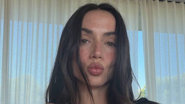 Bikini-clad Ana de Armas looks ripped in stunning beachside photo
