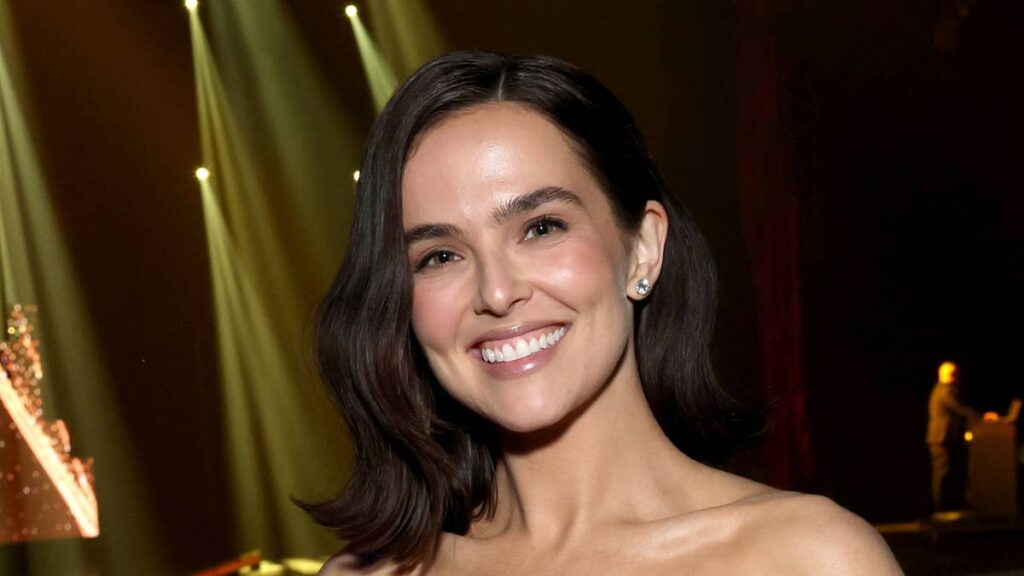 Zoey Deutch shows off impeccably toned abs in black bikini in new photos