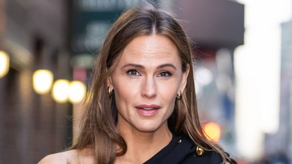 Jennifer Garner shows off sculpted figure in sizzling post-workout picture
