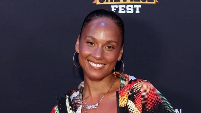 Bikini-clad Alicia Keys highlights her curves in stunning summer photos