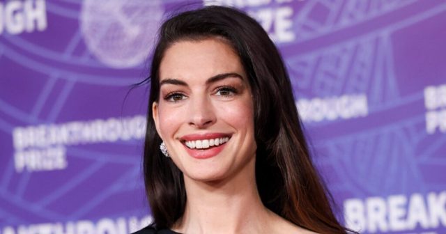 Anne Hathaway’s Relaxed Jeans Have the Cool-Girl Detail Taking Over Denim This Fall