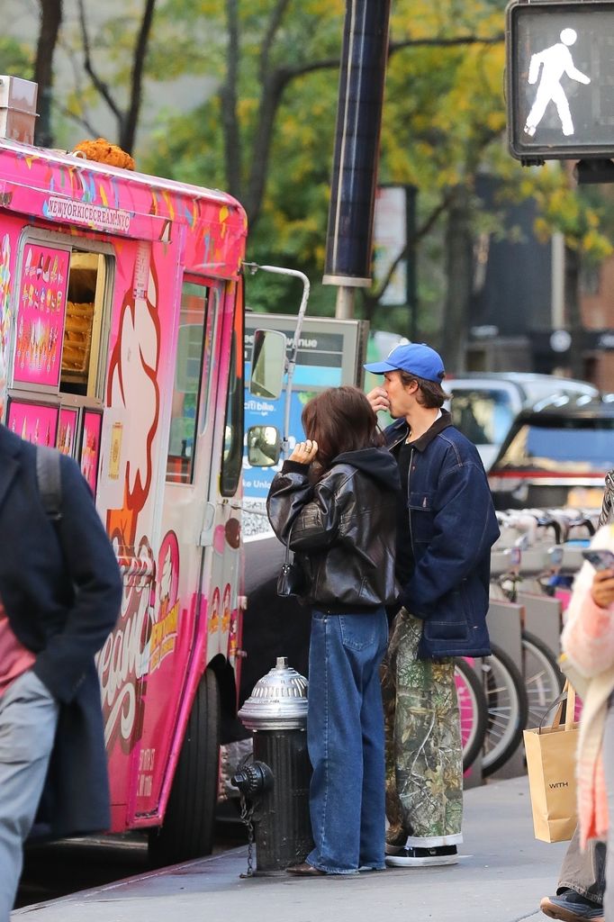 Cruz Beckham and Jackie Apostel stopped at a foodtruck 