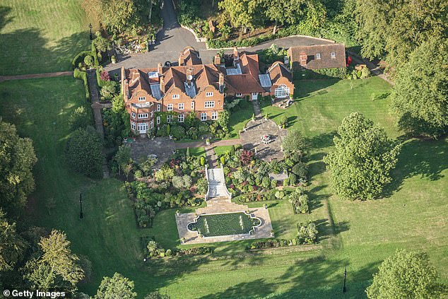 The stars reportedly leaving it behind to return to Buckinghamshire pad