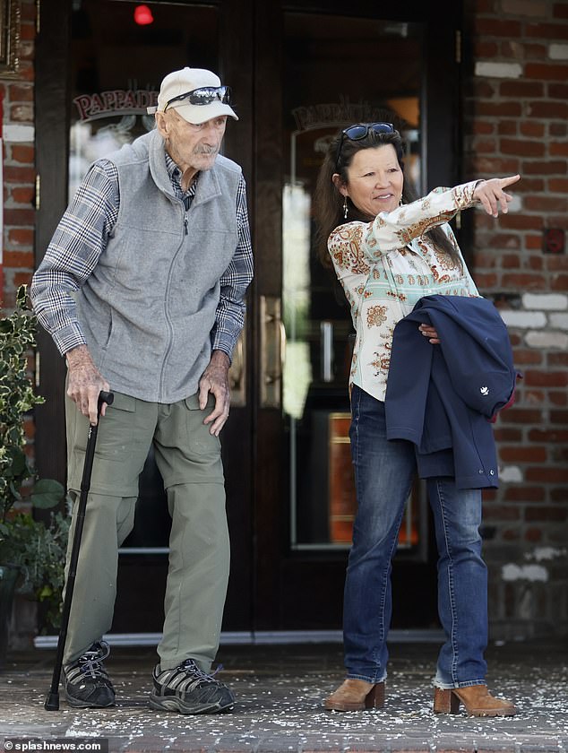 The couple's outing marks the first time they were seen together in public for 21 years, with the last time being at the 2003 Golden Globe Awards, where he won the Cecil B. deMille award