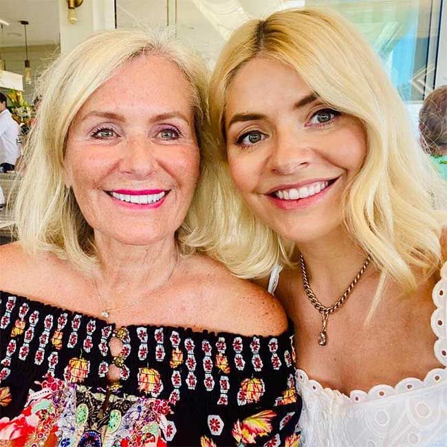 holly willoughby mum