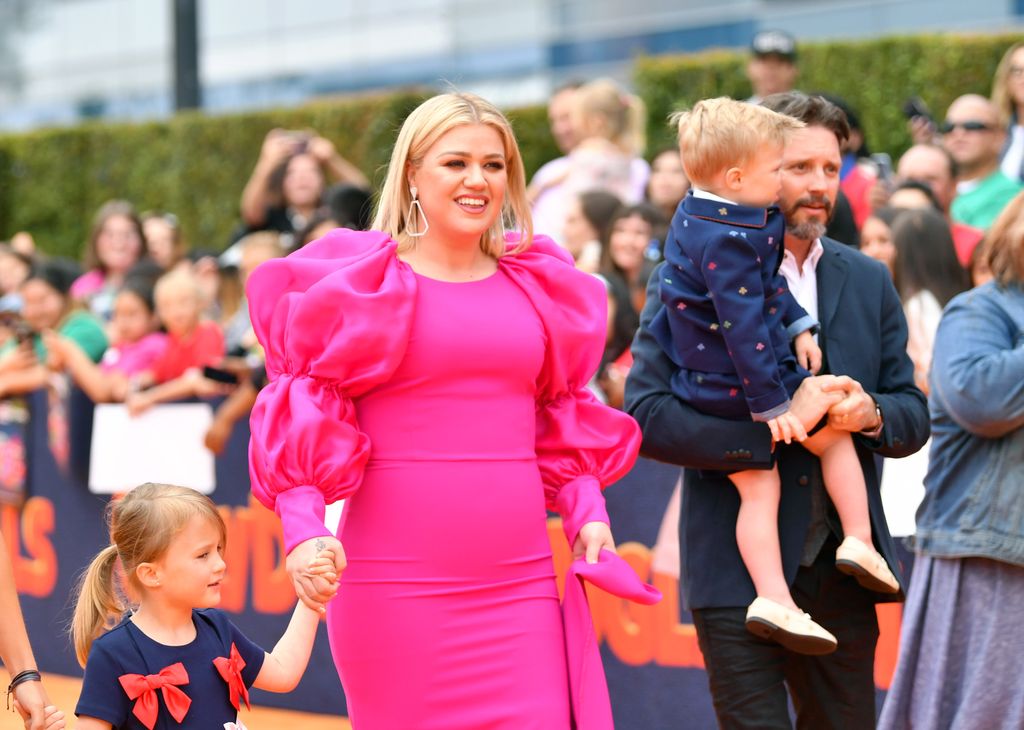 kelly clarkson brandon blackstock two kids red carpet