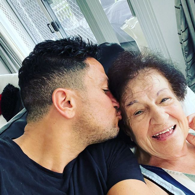 peter andre mum kiss