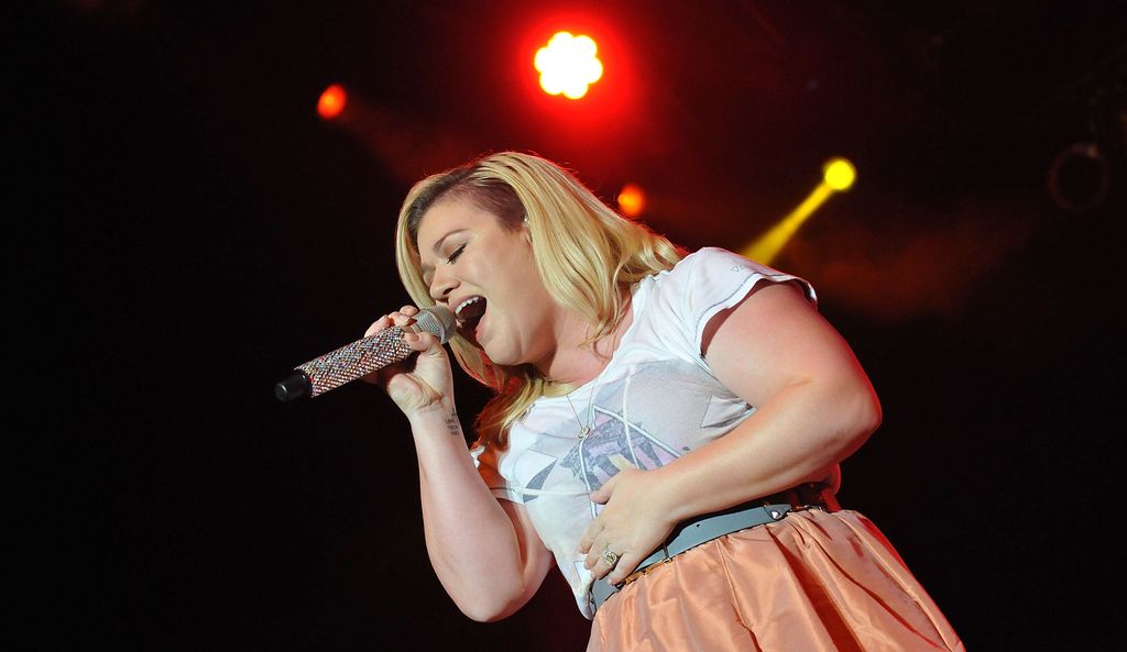 Kelly Clarkson performs during Mardi Gras celebration at Universal Orlando on February 21, 2015 in Orlando, Florida