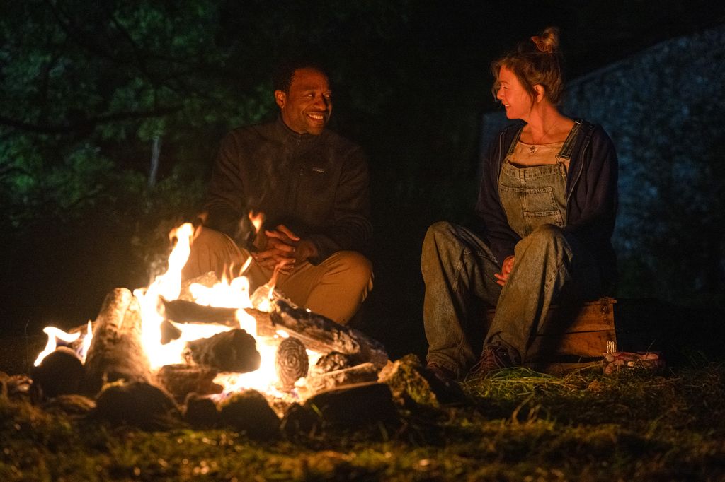 Mr. Walliker (Chiwetel Ejiofor) and Bridget Jones (Renee Zellweger) in Bridget Jones: Mad About the Boy