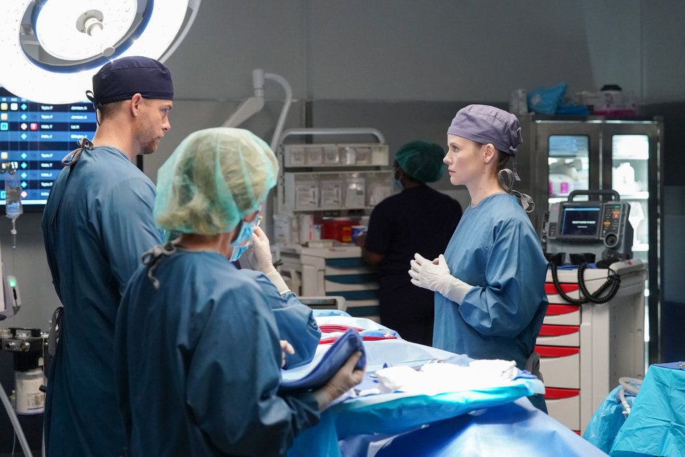 Luke Mitchell as Dr. Mitch Ripley, Sarah Ramos as Dr. Caitlin Lenox in Chicago Med