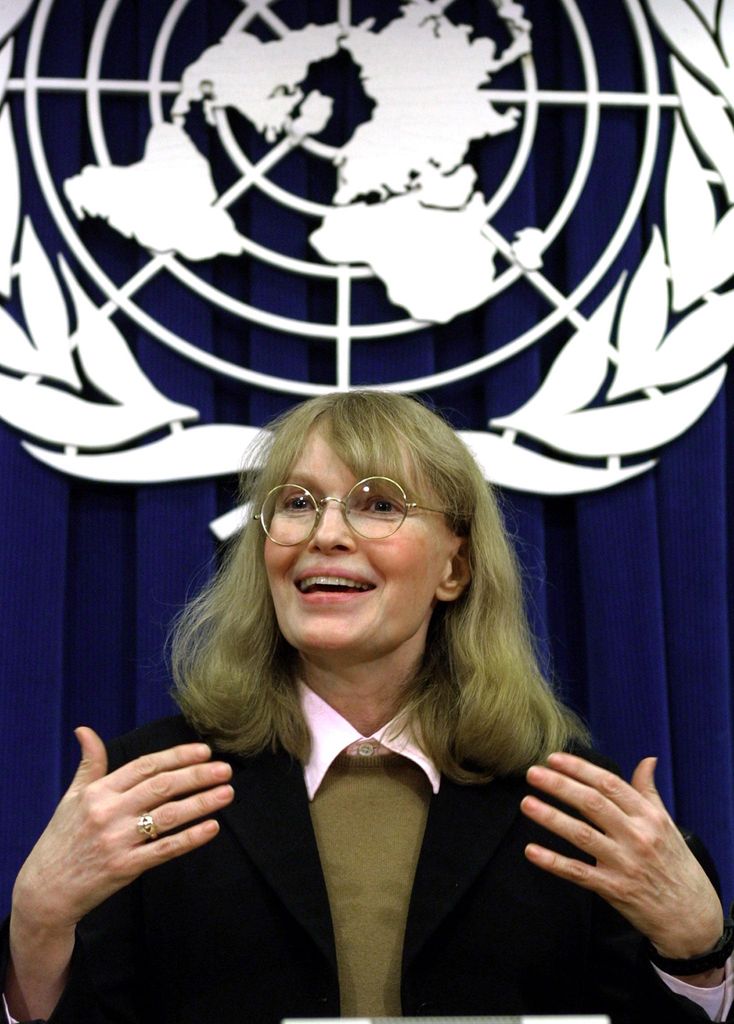 Mia Farrow speaks to the media at the United Nations in New York 24 January 2001 about her recent trip to Nigeria for a countrywide polio vaccination campaign designed to immunize 40 million children