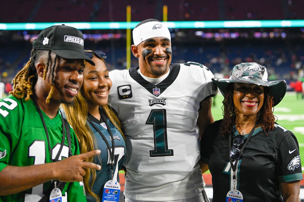 jalen hurts posting with mother brother and sister 