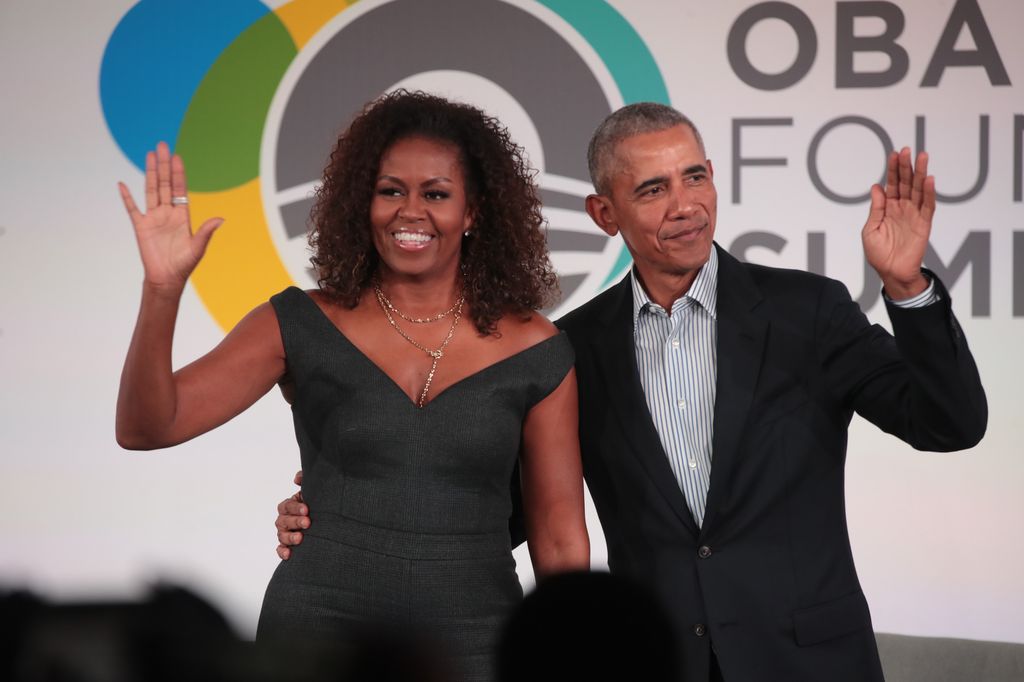 michelle and barack obama waving