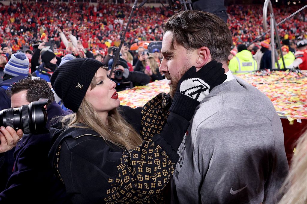 taylor swift and travis kelce on the field arrowhead stadium