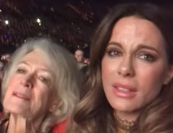 kate beckinsale looking sad with mother at concert