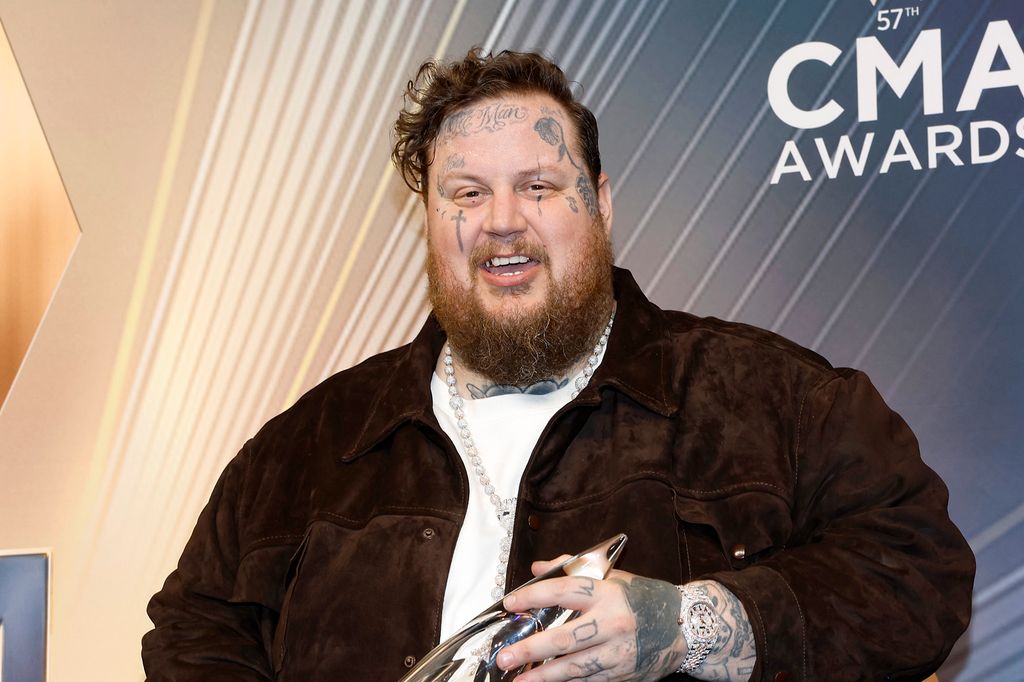 NASHVILLE, TENNESSEE - NOVEMBER 08: EDITORIAL USE ONLY Jelly Roll poses in the press room the 57th Annual CMA Awards at Bridgestone Arena on November 08, 2023 in Nashville, Tennessee. (Photo by Jason Kempin/Getty Images)