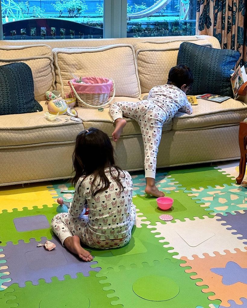 Mindy Kaling's kids climbing on the sofa