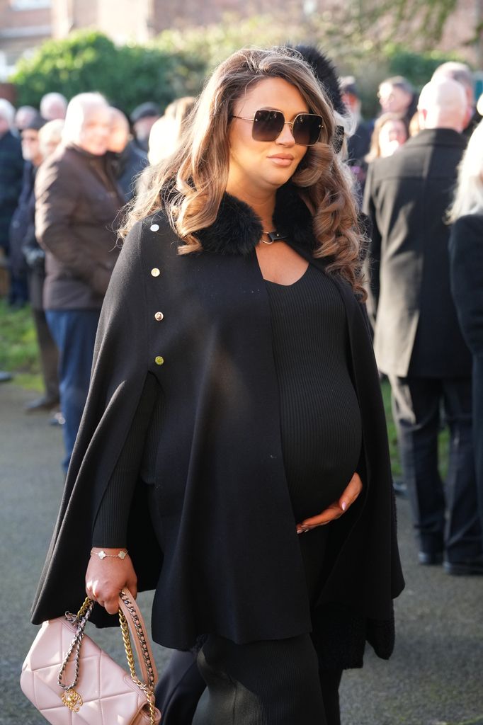 pregnant charlotte Dawson in black dress and sunglasses