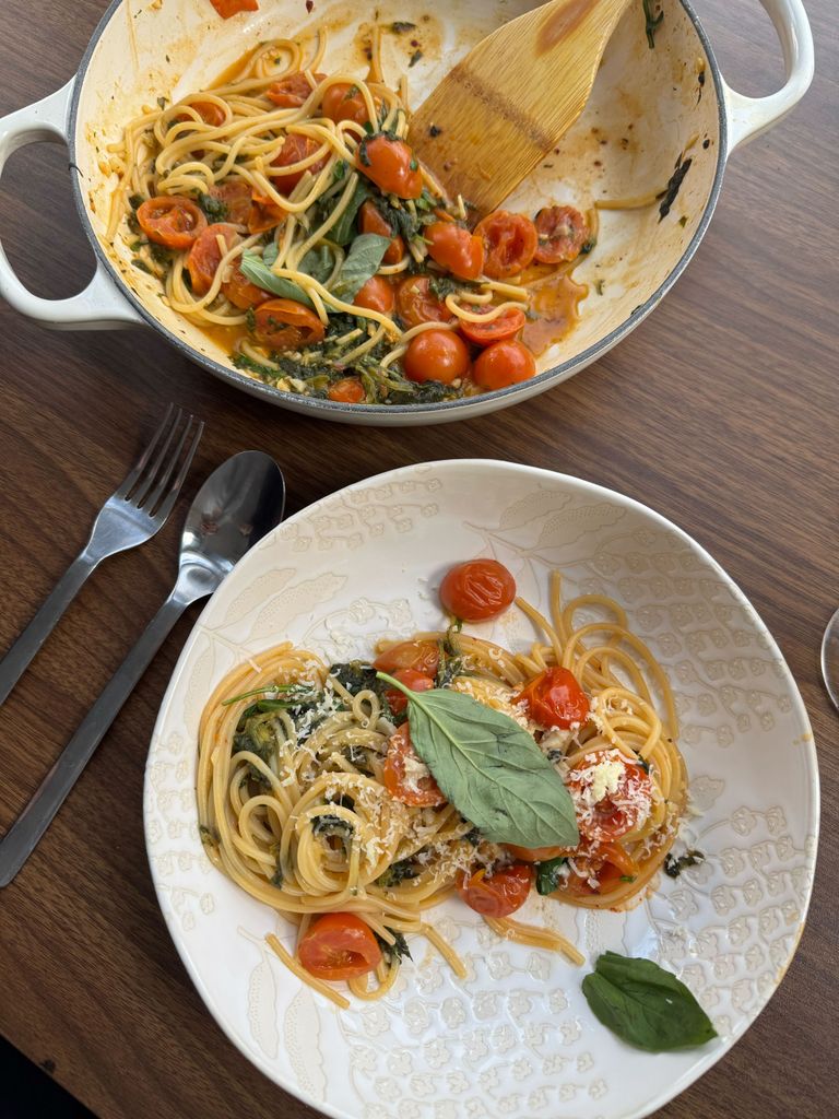 Spaghetti with tomatoes and basil