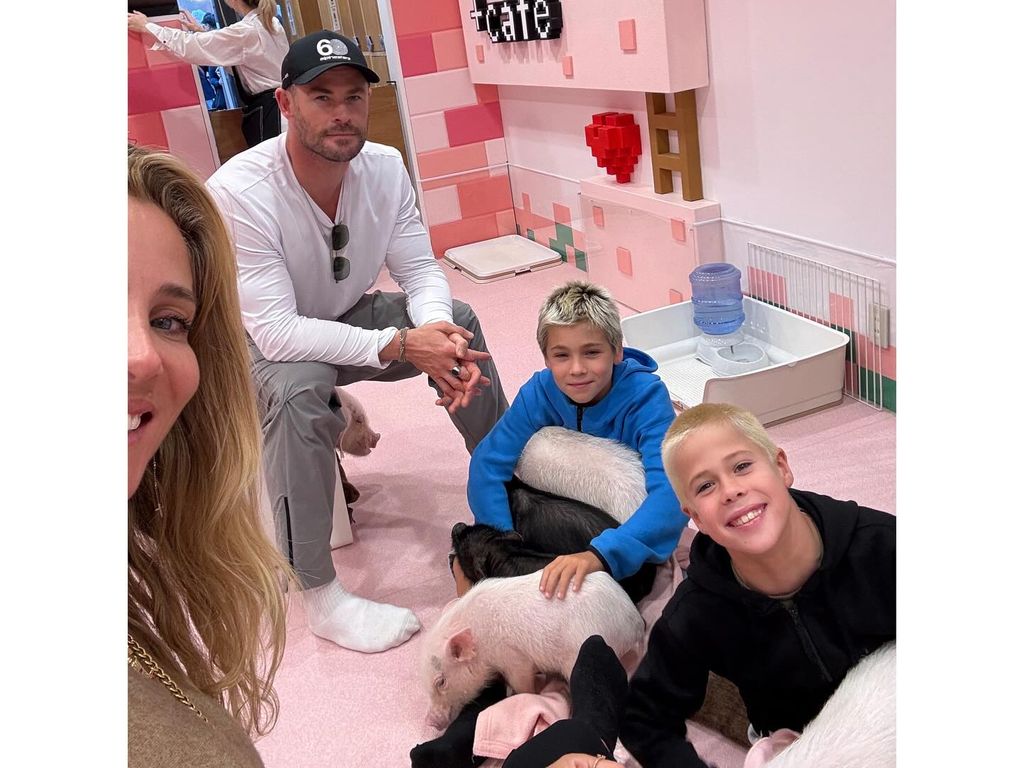 chris hemsworth elsa pataky and twin sons selfie