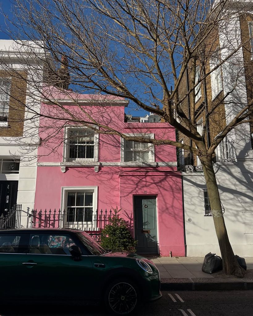 Lola is living in the stylish Notting Hill neighborhood 