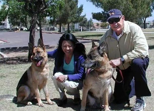 gene hackman and betsy with two of their dogs