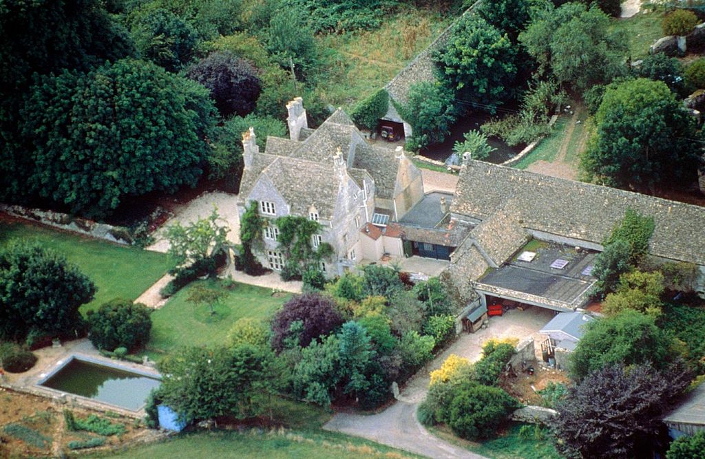 Aerial photo of Aston Farm showing gardens, pool, drive way and garage