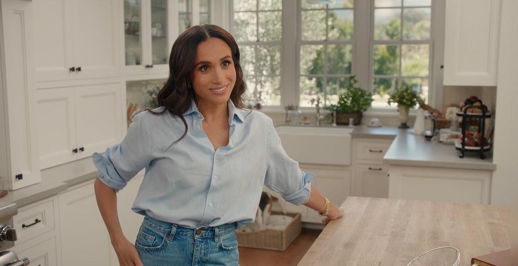 Meghan Markle wearing blue shirt and jeans