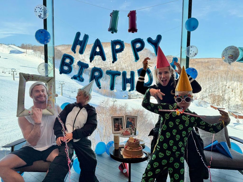 chris hemsworth elsa pataky with twins in front of birthday sign