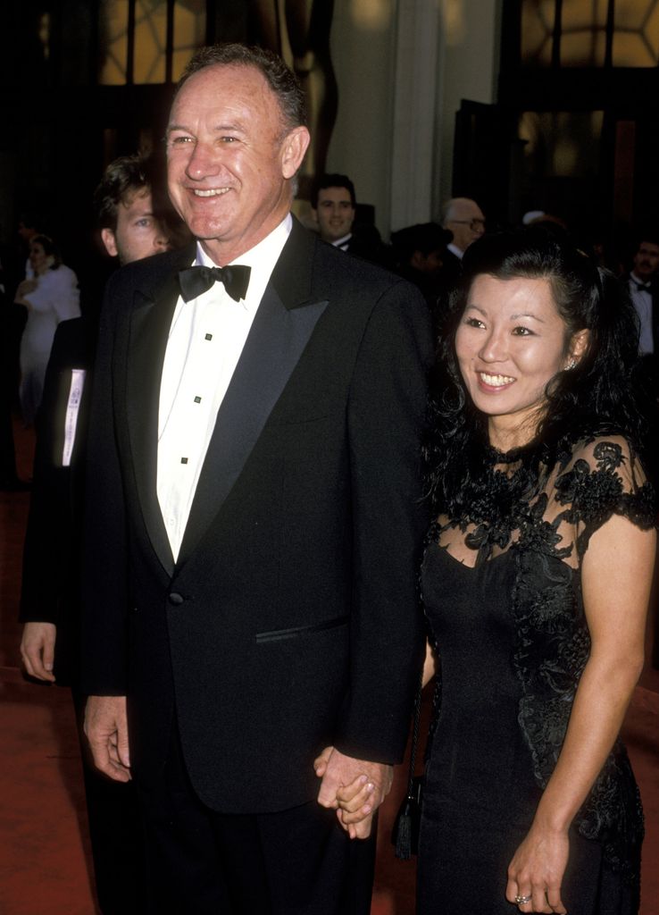 Gene Hackman and Betsy Arakawa hand-in-hand walking down the red carpet at the Oscars in 1989