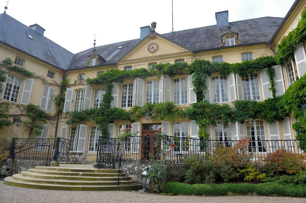 Exterior shot of Fischbach Castle