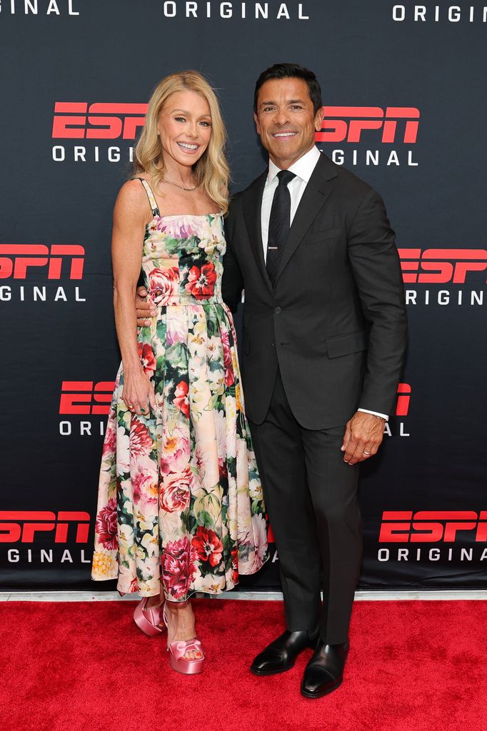 Kelly and Mark pose red carpet