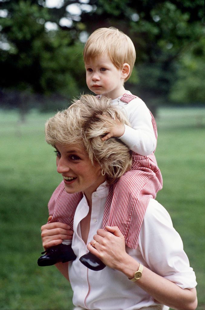 diana with harry on her shoulders 