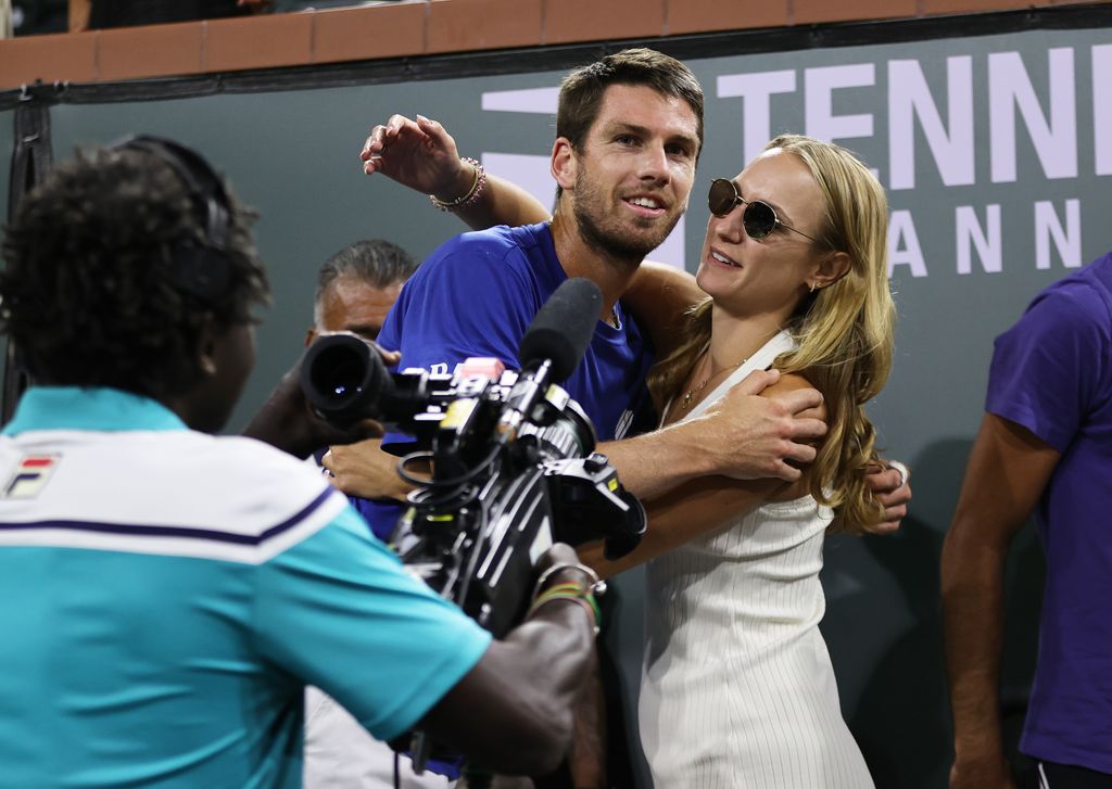 Cameron Norrie hugs girlfriend Louise Jacobi