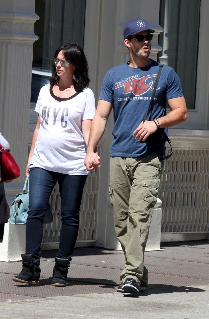 Mandatory Credit: Photo by Startraks/Shutterstock (2879825g)
Jennifer Love Hewitt and Brian Hallisay
Jennifer Love Hewitt out and about in New York, America - 24 Aug 2013
Pregnant Jennifer Love Hewitt and boyfriend Brian Hallisay stopping to eat ice cream while shopping in Soho