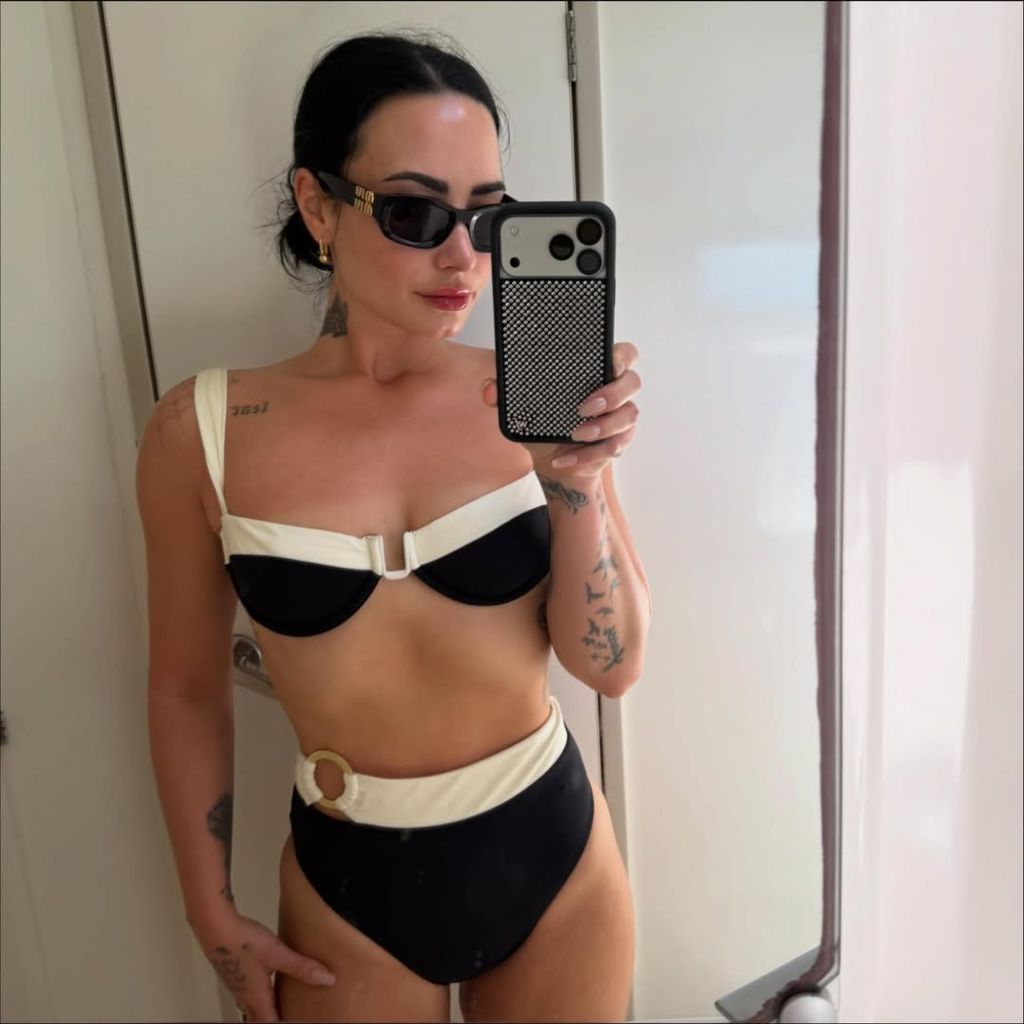 demi lovato bikini selfie