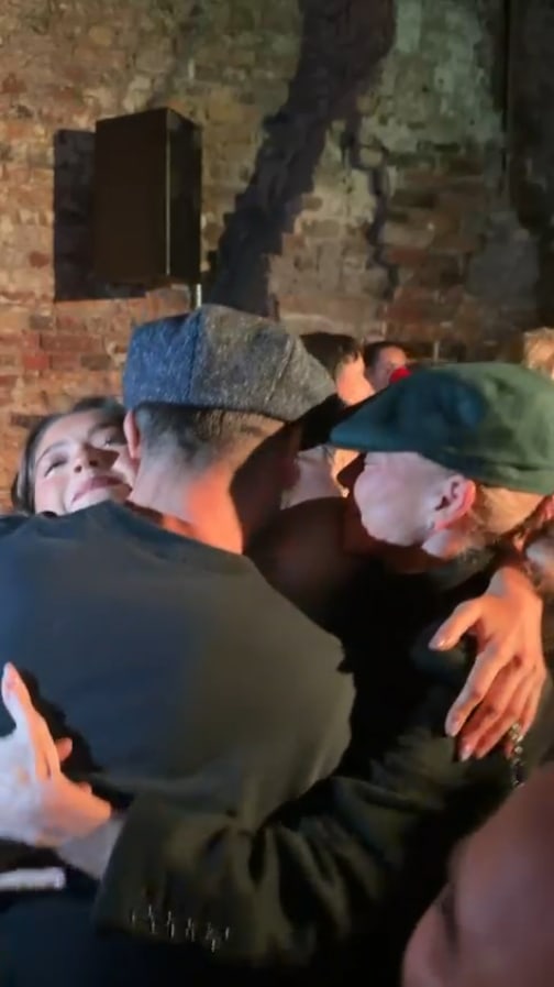 Mark and Kelly hug their daughter Lola Consuelos