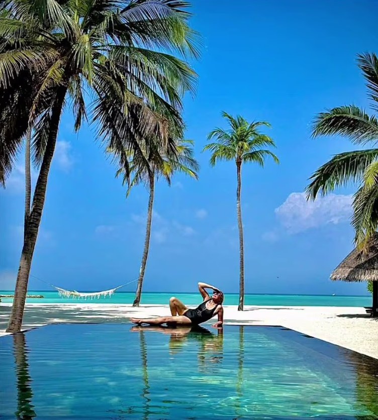 Kim relaxing on honeymoon in the Maldives