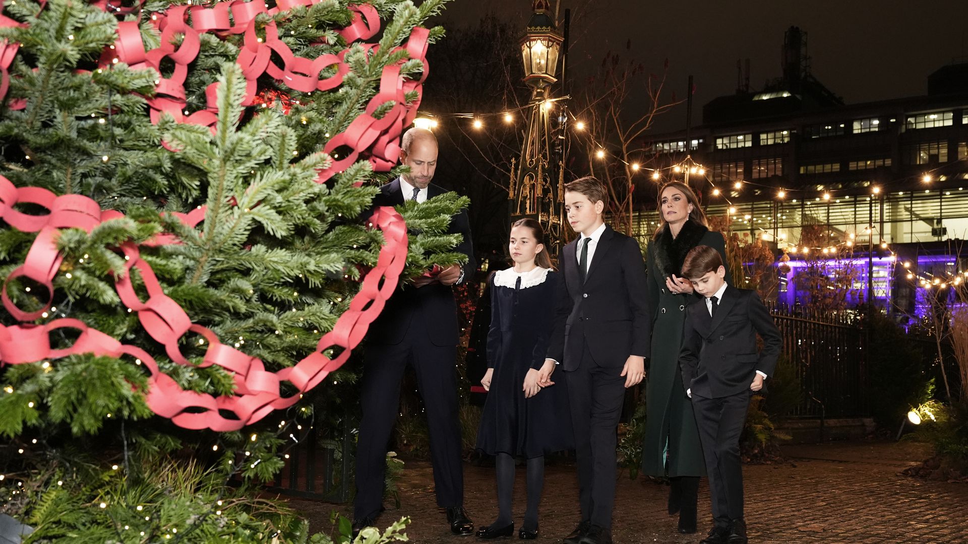 Prince William, Princess Charlotte, Prince George, Prince Louis and Kate Middleton looking at a Kindness tree