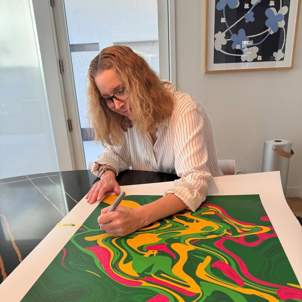 Lisa Kudrow signs limited edition artwork