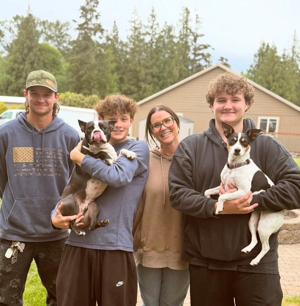 leslie davis three sons and dogs