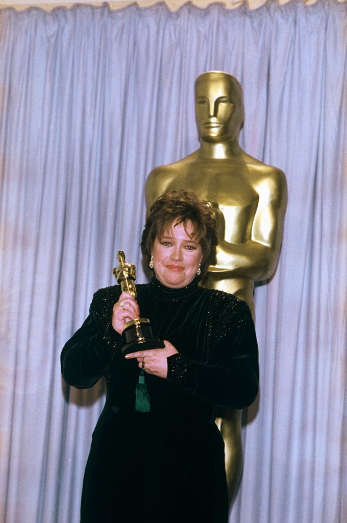 Kathy Bates poses with her Best Actress Academy Award for her role in Misery, 1990