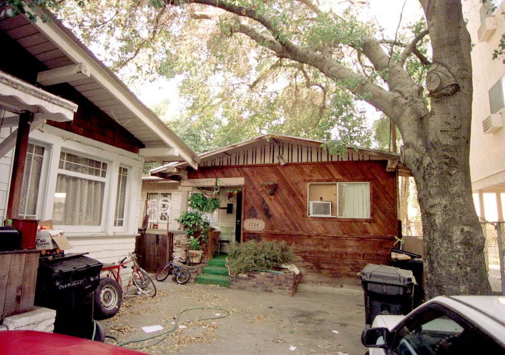 Exterior of the childhood home of American actor Leonardo DiCaprio, Los Angeles, California, January 7, 1998. (Photo by John Chapple/Getty Images)  
