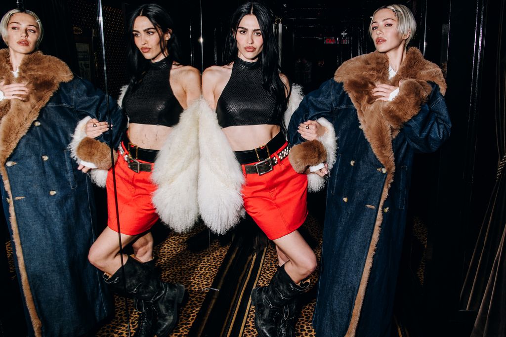 Amelia with her sister Delilah Belle 