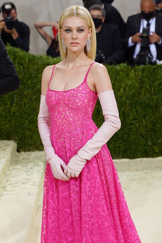 nicola peltz met gala pink